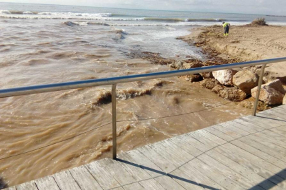 D'altra banda, Salou intenta tornar a la normalitat després de les inundacions que també van patir ahir a la nit. Els veïns del carrer del Sol al barri de la Salut, propers a la zona de Vilafortuny i al Barranc de Barenys han vist com l'aigua ha empantanat diversos carrers afectant locals i cotxes que han quedat atrapats.

També la platja de Ponent, on desemboca l'aigua del Barranc de Barenys s'ha vist afectada, en una zona on hi ha periòdiques inundacions del Barri de la Salut. La riuada s'ha emportat una gran quantitat de sorra de la platja.