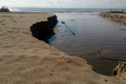 D'altra banda, Salou intenta tornar a la normalitat després de les inundacions que també van patir ahir a la nit. Els veïns del carrer del Sol al barri de la Salut, propers a la zona de Vilafortuny i al Barranc de Barenys han vist com l'aigua ha empantanat diversos carrers afectant locals i cotxes que han quedat atrapats.

També la platja de Ponent, on desemboca l'aigua del Barranc de Barenys s'ha vist afectada, en una zona on hi ha periòdiques inundacions del Barri de la Salut. La riuada s'ha emportat una gran quantitat de sorra de la platja.