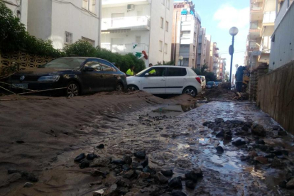 D'altra banda, Salou intenta tornar a la normalitat després de les inundacions que també van patir ahir a la nit. Els veïns del carrer del Sol al barri de la Salut, propers a la zona de Vilafortuny i al Barranc de Barenys han vist com l'aigua ha empantanat diversos carrers afectant locals i cotxes que han quedat atrapats.

També la platja de Ponent, on desemboca l'aigua del Barranc de Barenys s'ha vist afectada, en una zona on hi ha periòdiques inundacions del Barri de la Salut. La riuada s'ha emportat una gran quantitat de sorra de la platja.