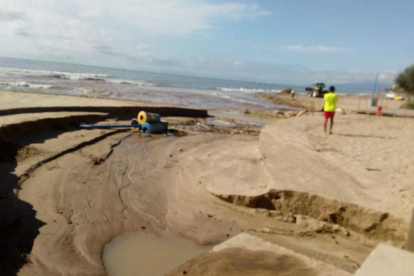 D'altra banda, Salou intenta tornar a la normalitat després de les inundacions que també van patir ahir a la nit. Els veïns del carrer del Sol al barri de la Salut, propers a la zona de Vilafortuny i al Barranc de Barenys han vist com l'aigua ha empantanat diversos carrers afectant locals i cotxes que han quedat atrapats.

També la platja de Ponent, on desemboca l'aigua del Barranc de Barenys s'ha vist afectada, en una zona on hi ha periòdiques inundacions del Barri de la Salut. La riuada s'ha emportat una gran quantitat de sorra de la platja.