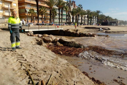 D'altra banda, Salou intenta tornar a la normalitat després de les inundacions que també van patir ahir a la nit. Els veïns del carrer del Sol al barri de la Salut, propers a la zona de Vilafortuny i al Barranc de Barenys han vist com l'aigua ha empantanat diversos carrers afectant locals i cotxes que han quedat atrapats.

També la platja de Ponent, on desemboca l'aigua del Barranc de Barenys s'ha vist afectada, en una zona on hi ha periòdiques inundacions del Barri de la Salut. La riuada s'ha emportat una gran quantitat de sorra de la platja.