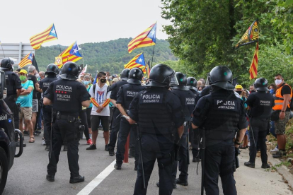 Visita dels Reis d'Espanya al Monestir de Poblet. Centenars de manifestants s'han concentrat a la via d'accés per protestar contra la visita dels monarques.