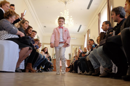 Desfilada de moda de comunió i teenager a la Casa Joan Miret.