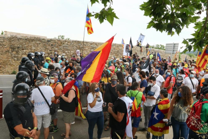 Visita dels Reis d'Espanya al Monestir de Poblet. Centenars de manifestants s'han concentrat a la via d'accés per protestar contra la visita dels monarques.