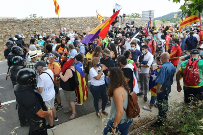 Visita de los Reyes de España al Monasterio de Poblet. Centenares de manifestantes se han concentrado en la vía de acceso para protestar contra la visita de los monarcas.