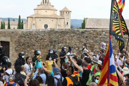 Visita de los Reyes de España al Monasterio de Poblet. Centenares de manifestantes se han concentrado en la vía de acceso para protestar contra la visita de los monarcas.