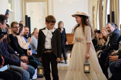 Desfilada de moda de comunió i teenager a la Casa Joan Miret.