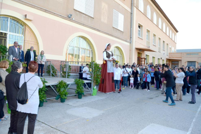 La Salle de Reus ha presentat el nou element popular de la ciutat, la geganta la Pastoreta, un projecte d'alumnes i professors que ha vist la llum, en part, gràcies a un Verkami.