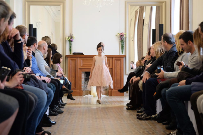 Desfilada de vestits de comunió i roba teenager a la Casa Joan Miret.