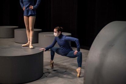 Els ballarins del Ballet Nacional de Txèuia assagen 'Phoenix' al Teatre Nacional de Praga, República Txeca. La representació havia de fer-se el 12 de novembre, però el govern ha prohibit les actuacions teatrals. Finalment l'actuació es farà el gener de 2021.