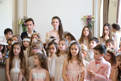 Desfilada de vestits de comunió i roba teenager a la Casa Joan Miret.