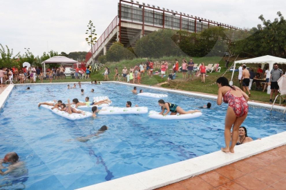 La piscina del Nàstic se convierte en el punto neurálgico de la celebración del 'Mulla't'