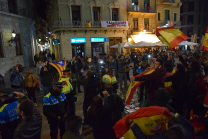 Concentració per la unitat d'Espanya a Reus, que ha coincidit amb un grup d'independentistes.