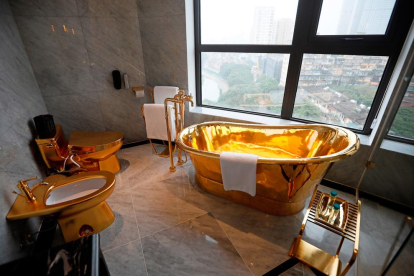 El Dolce Hanoi Golden Lake hotel de Hanoi está considerado como el primer hotel del mundo íntegramente cubierto de oro tanto en el interior como en el exterior. Incluso en la comida se incorpora el valioso metal precioso. Modelos también llenados de oro han realizado acciones por la apertura del centro