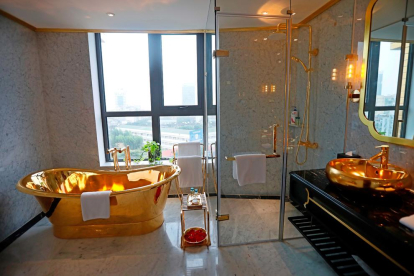 El Dolce Hanoi Golden Lake hotel de Hanoi está considerado como el primer hotel del mundo íntegramente cubierto de oro tanto en el interior como en el exterior. Incluso en la comida se incorpora el valioso metal precioso. Modelos también llenados de oro han realizado acciones por la apertura del centro
