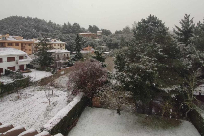 El poble de Prades es tenyeix de blanc en ple mes de març