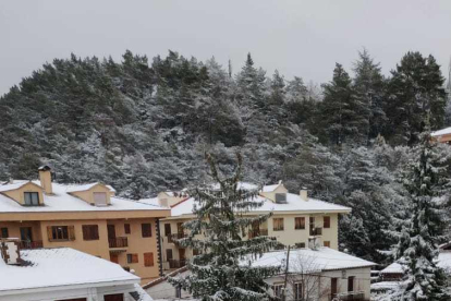 Cau la neu al poble de Prades en ple mes de març