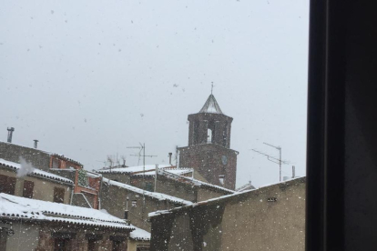 Cau la neu al poble de Prades en ple mes de març