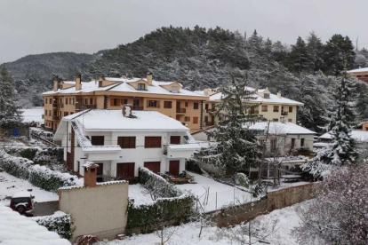 Cae la nieve en el pueblo de Prades en pleno mes de marzo