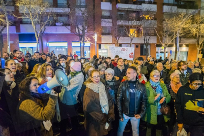 Centenars de persones surten al carrer per denunciar la falta de comunicació i seguretat després de l'explosió a La Canonja