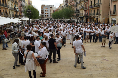 Centenars de persones omplen la plaça de la Font demanant diàleg als polítics.