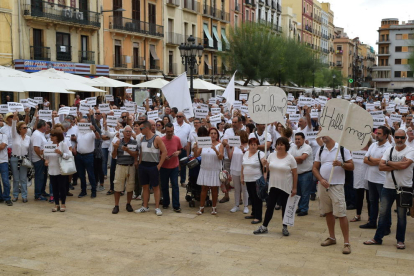 Centenares de personas llenan la plaza de la Font pidiendo diálogo a los políticos.