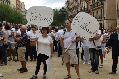 Centenares de personas llenan la plaza de la Font pidiendo diálogo a los políticos.
