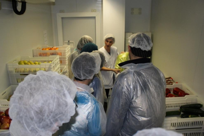 Visita dels alumnes de la Fundació l'Onada a la cuina de l'Hospital Joan XXIII