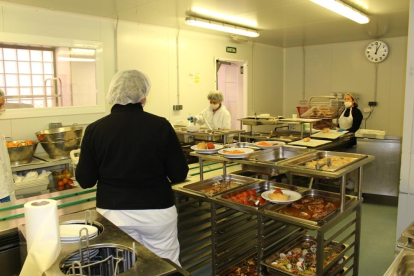 Visita dels alumnes de la Fundació l'Onada a la cuina de l'Hospital Joan XXIII