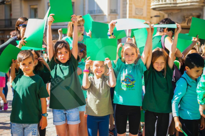 Més d'un miler d'escolars recreen la Víbria de Reus al Mercadal per dir «Hola Sant Pere!». Els infants han preparat una coreografia al so del 'Joan petit quan balla'