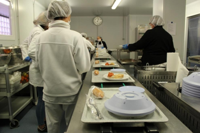 Visita dels alumnes de la Fundació l'Onada a la cuina de l'Hospital Joan XXIII