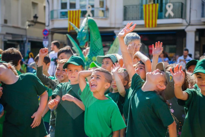 Més d'un miler d'escolars recreen la Víbria de Reus al Mercadal per dir «Hola Sant Pere!». Els infants han preparat una coreografia al so del 'Joan petit quan balla'