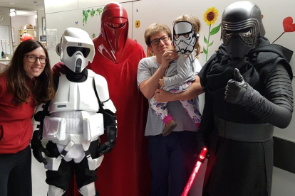 Els personatges d'Star Wars visiten la planta de pediatria de l'Hospital Joan XXIII