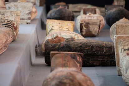 Almenys 100 sarcòfags antics i 40 estàtues daurades han estat descoberts com un enorme cementiri al sud de la capital egípcia, El Caire. Alguns dels sarcòfags segellats i colorits, que van ser enterrats fa més de 2.500 anys, contenien mòmies embolicades en tela.