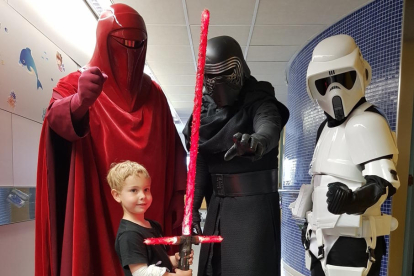 Els personatges d'Star Wars visiten la planta de pediatria de l'Hospital Joan XXIII