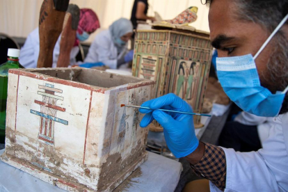 Al menos 100 sarcófagos antiguos y 40 estatuas doradas han sido descubiertos como un enorme cementerio en el sur de la capital egipcia, el Cairo. Algunos de los sarcófagos sellados y coloridos, que fueron enterrados hace más de 2.500 años, contenían momias envueltas en tela.