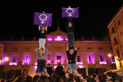 Castelleres, gralleres i timbaleres, s'han sumat a la manifestació organitzada per la Plataforma 8M del Camp de Tarragona