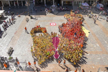 Hola Sant Pere 2018 a la plaça del Mercadal amb la figura del Lleó i la participació de més de 1.000 escolars.
