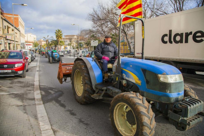 Tractorada i concentració dels pagesos de l'avellana davant la subdelegació de Tarragona