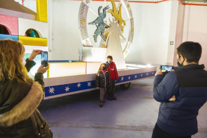 Las carrozas de Ses Majestats se encuentran expuestas en el Moll de Costa de Tarragona