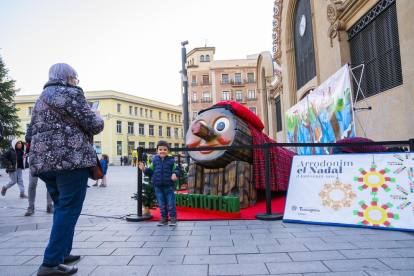 El Tió de Nadal, juntament amb la cantada de nadales, va encetar ahir l'agenda que l'Ajuntament de Tarragona ha el·laborat per aquestes festes