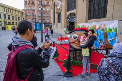 El Tió de Nadal, junto con el concierto de villancicos, dio inicio ayer a la agenda que el Ayuntamiento de Tarragona ha elaborado por estas fiestas