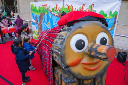 El Tió de Nadal, junto con el concierto de villancicos, dio inicio ayer a la agenda que el Ayuntamiento de Tarragona ha elaborado por estas fiestas