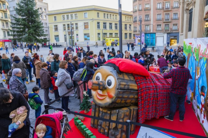 El Tió de Nadal, juntament amb la cantada de nadales, va encetar ahir l'agenda que l'Ajuntament de Tarragona ha el·laborat per aquestes festes