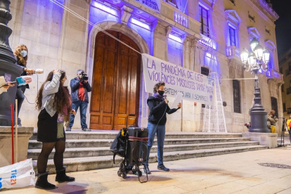 Concentració contra la violencia masclista a la paça de la Font a Tarragona.