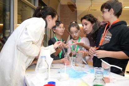 Els participants descobreixen la màgia de la química amb experiments que poden repetir a casa