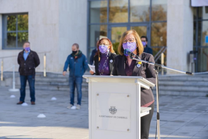 Lectura del manifiesto en el Ayuntamiento de Cambrils contra la violencia machista