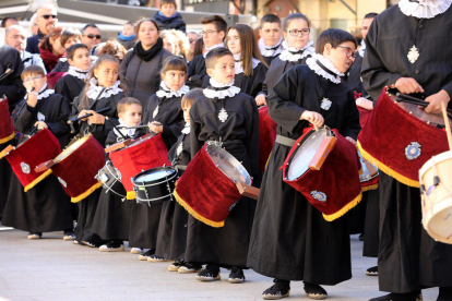 Les bandes dels diferents gremis de la Setmana Santa Tarragonina s'han reunit a la plaça de la Font després del pregó