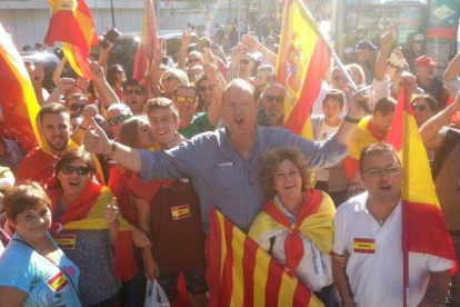 Cerca de un millón de personas se manifiestan en Barcelona a favor de la unidad de España.