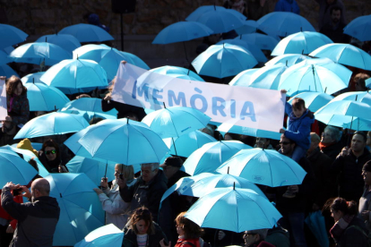 Prop d'un miler de persones tenyeixen de blau la llera del riu amb paraigües per simbolitzar una onada